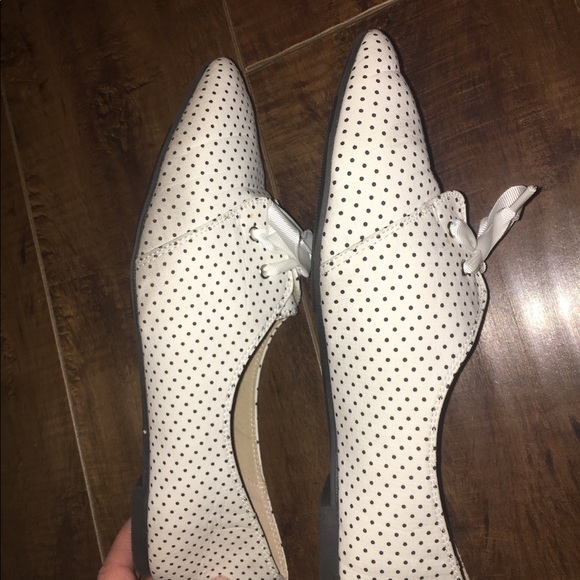 Restricted white polka dot lace ups - Picture 5 of 6